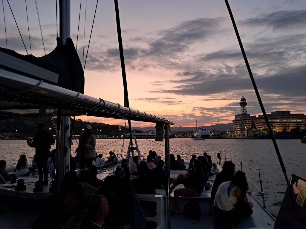 Apus de soare în Barcelona în timpul unei croaziere cu catamaranul, jazz live și priveliște asupra orașului